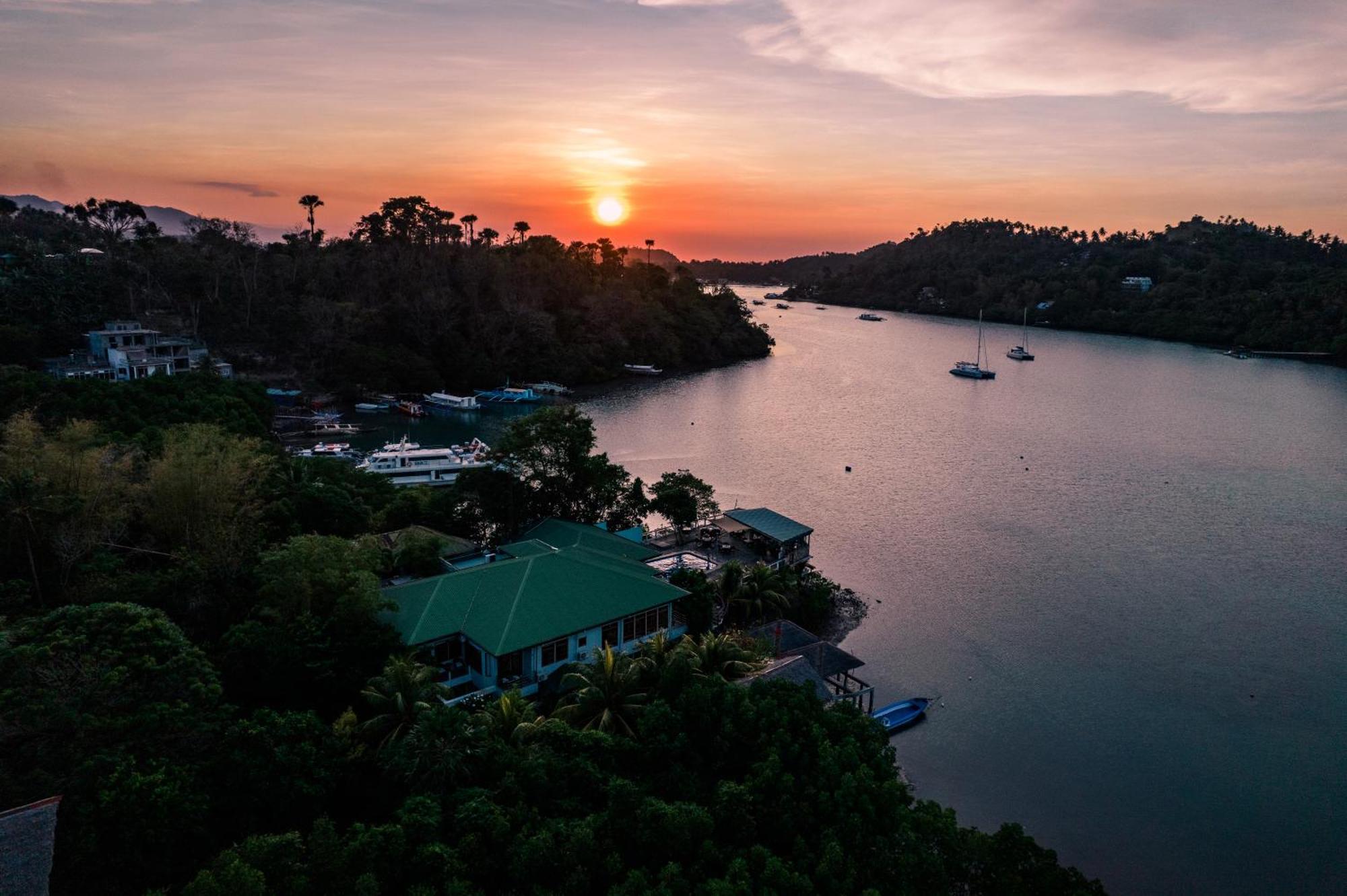 Edgewater Dive & Spa Resort Puerto Galera Εξωτερικό φωτογραφία