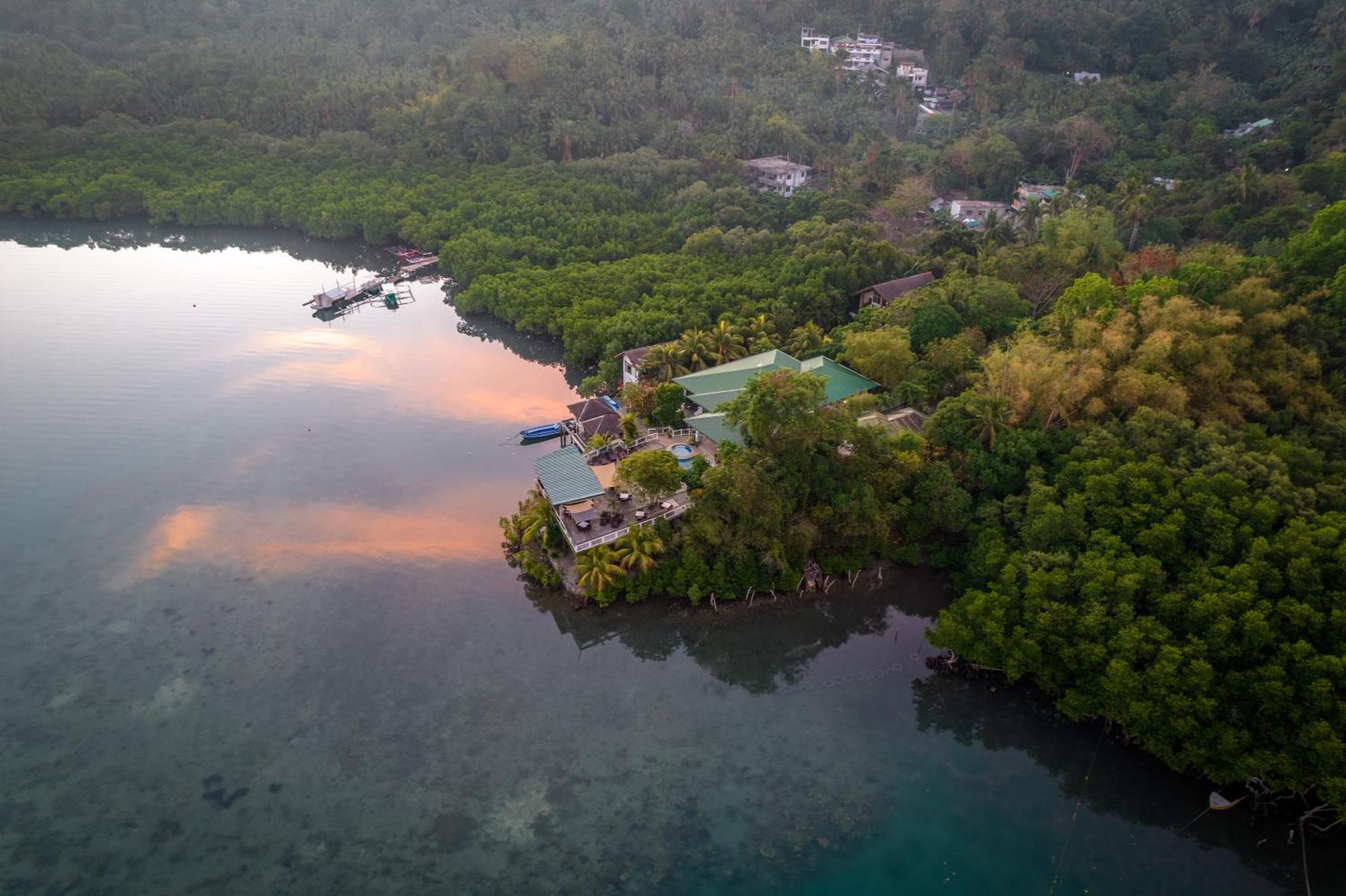 Edgewater Dive & Spa Resort Puerto Galera Εξωτερικό φωτογραφία